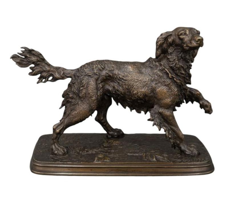 Gros plan d'une sculpture d'oiseau en bronze par Moigniez, détail fin et réalisme saisissant.
